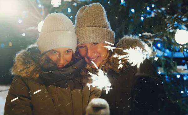 Mamá Hija Con Fuego Bengala Cerca Del Árbol Navidad —  Fotos de Stock