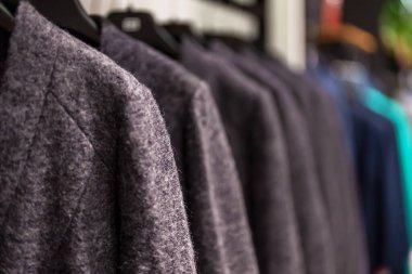 Giysi mağazasında siyah örtü koleksiyonu..