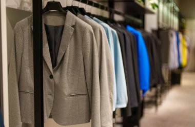 Elbise mağazasında takım elbise koleksiyonu.