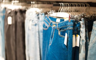 Giysi mağazasında kot pantolon ile doldur..