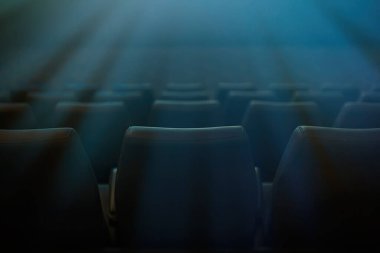 Koronavirüs salgını sırasında boş sinema.