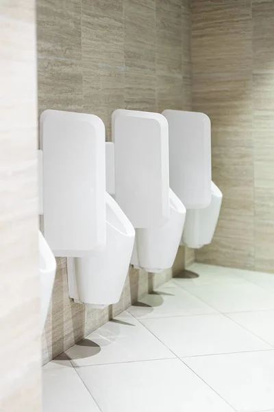 Rzędzie Pisuarów Publicznej Toalecie — Zdjęcie stockowe