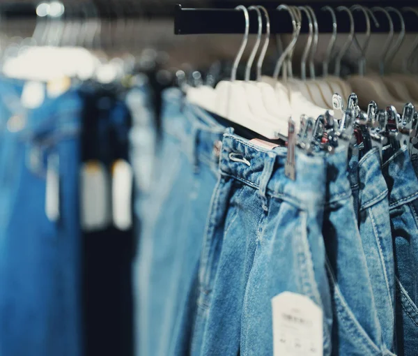 衣料品店でジーンズとラック — ストック写真