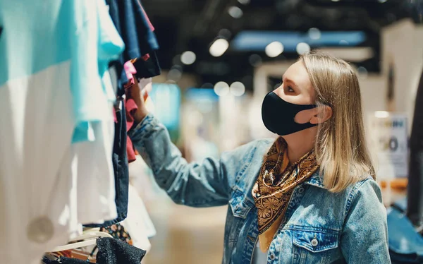 Vrouw Met Medisch Masker Die Kleding Kiest Winkel — Stockfoto