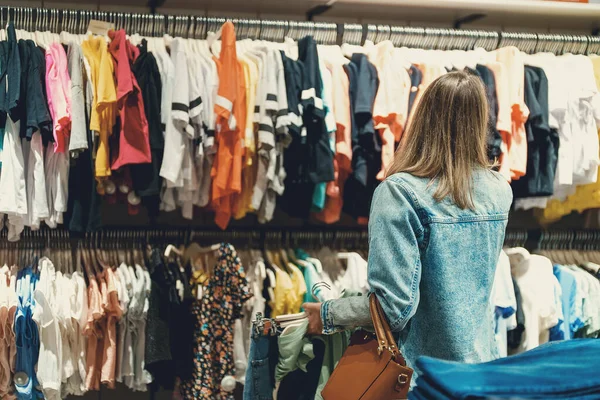 Woman Medical Mask Choosing Clothes Outlet Store — Foto Stock