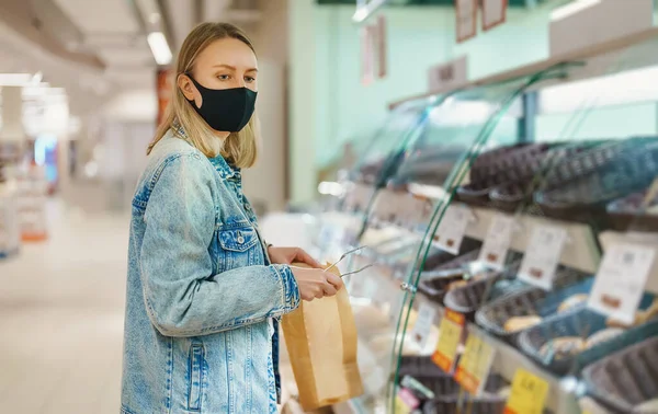 Woman Medical Mask Chooses Bread Grocery Store — Stock Photo, Image