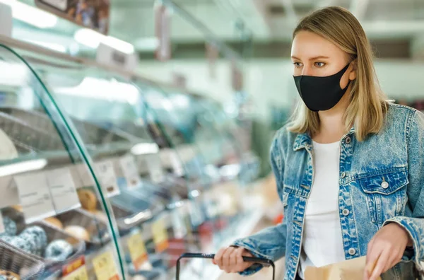 Woman Medical Mask Chooses Bread Grocery Store — Stock Photo, Image