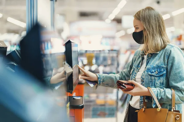 Woman Medical Mask Pays Self Checkouts — Fotografia de Stock