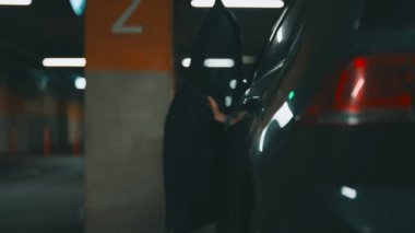 Kadın arabasını anahtarla yeraltı otoparkına kilitlemiş..