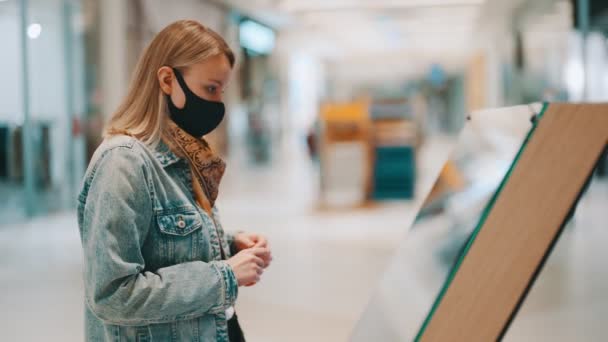 Alışveriş Merkezinde Self Servis Terminali Kullanan Bir Kadın — Stok video