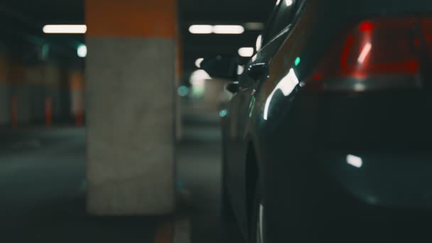 Жінка Замкнула Машину Ключем Підземному Паркінгу — стокове відео