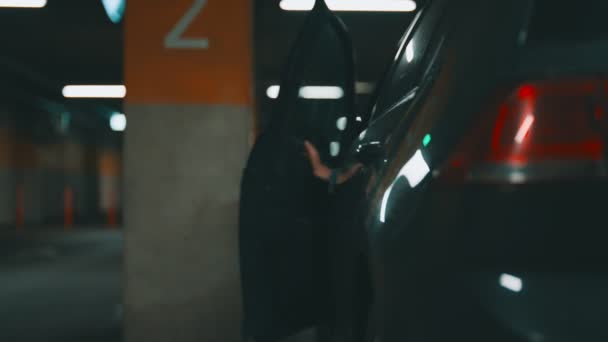 Vrouw Vergrendelt Haar Auto Met Sleutel Ondergrondse Parking — Stockvideo