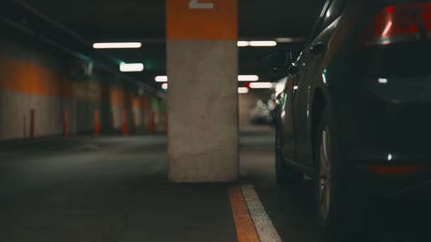 Женщина Запирает Свою Машину Ключом Подземной Парковке — стоковое видео