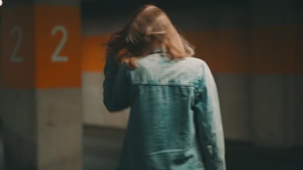 Женщина Открывает Свою Машину Ключом Подземной Парковке — стоковое видео