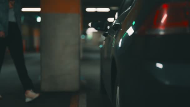 Mulher Desbloqueando Seu Carro Com Chave Estacionamento Subterrâneo — Vídeo de Stock