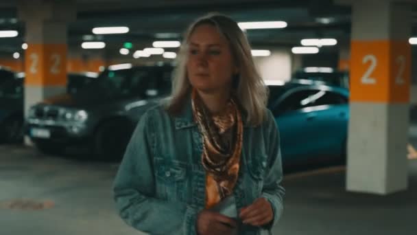 Donna Che Apre Sua Auto Con Chiave Nel Parcheggio Sotterraneo — Video Stock