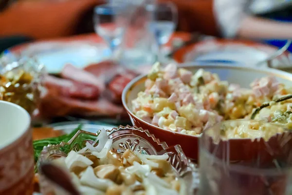 Παραδοσιακό Ρώσικο Τραπέζι Της Πρωτοχρονιάς Σαλάτες Και Αλλαντικά — Φωτογραφία Αρχείου