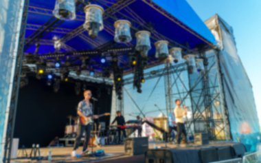 Müzik grubu sahnede canlı performans sergileyecek. Bulanık resim.