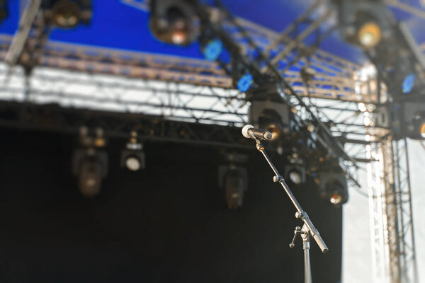 Встань с микрофоном на сцене перед концертом.