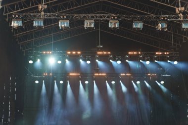 Konserde profesyonel ışıkla sahne.