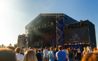 Müzik grubu sahnede canlı performans sergileyecek. Bulanık resim.