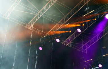 Konserde profesyonel ışıkla sahne.