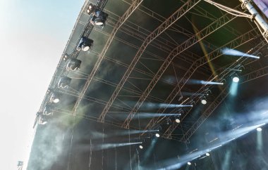 Konserde profesyonel ışıkla sahne.