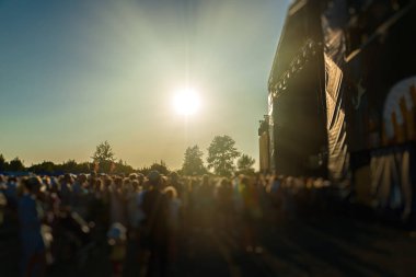 Müzik grubu sahnede canlı performans sergileyecek. Bulanık resim.