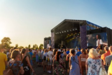 Müzik grubu sahnede canlı performans sergileyecek. Bulanık resim.