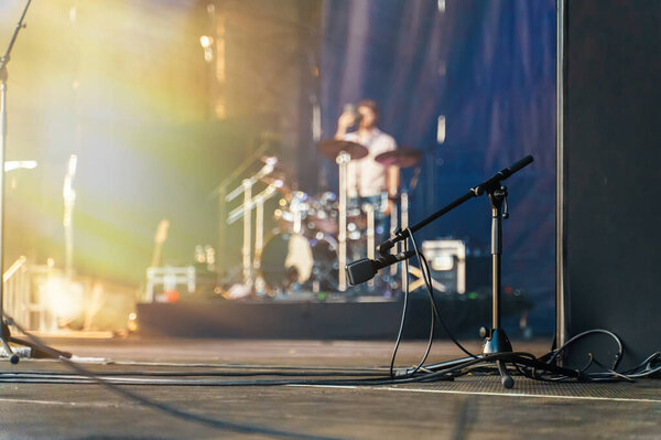 Микрофон на сцене для записи аудитории. Перемешивание аудитории.