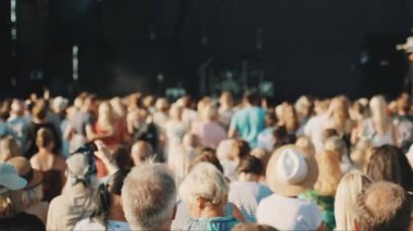 İnsanlar büyük sahnede müzikal konserden hoşlanıyorlar..