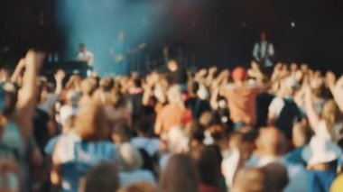 Müzik grubu sahnede canlı performans sergileyecek. Bulanık resim.