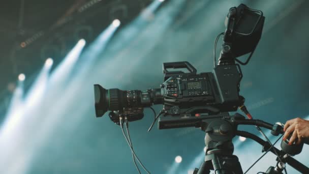 ステージ上のプロの放送デジタルビデオカメラ — ストック動画