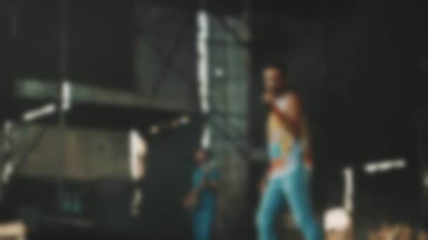 歌手は舞台でライブを行う ぼやけたイメージ — ストック動画
