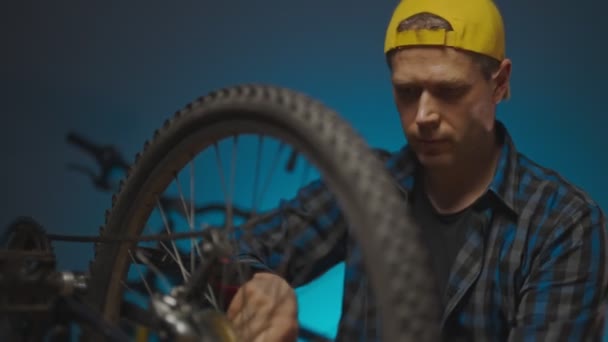 Technician Calibrates Wheel Bicycle Bicycle Repair Workshop — Stockvideo