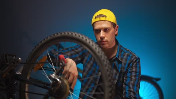 Técnico Calibra Rueda Bicicleta Taller Reparación Bicicletas — Vídeos de Stock