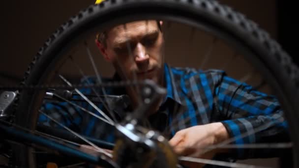 Technician Calibrates Wheel Bicycle Bicycle Repair Workshop — Vídeo de Stock