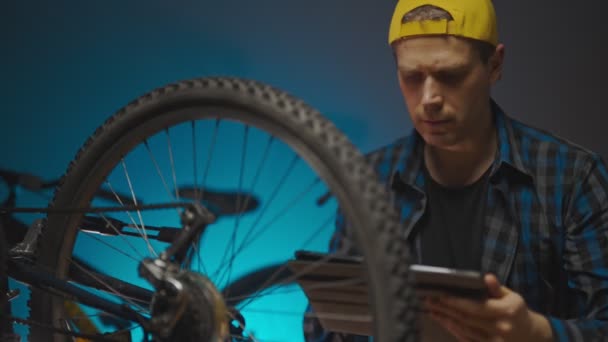 Man Calculates Price Repairing Bike — Vídeo de Stock