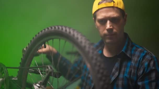 Technician Examines Wheel Bicycle Bicycle Repair Workshop — Wideo stockowe