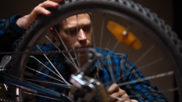 Technician Examines Wheel Bicycle Bicycle Repair Workshop — Vídeo de stock