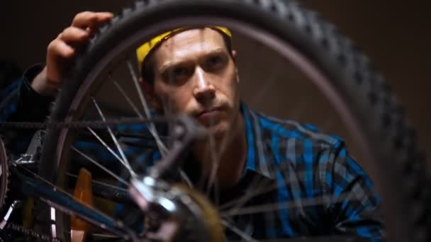 Technician Examines Wheel Bicycle Bicycle Repair Workshop — Vídeo de Stock
