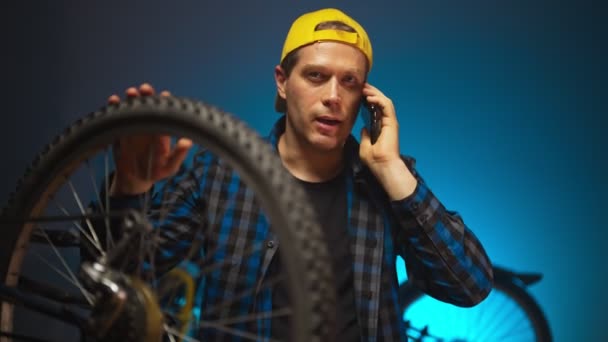 Master Calls Client Say Bike Repaired — Vídeo de Stock