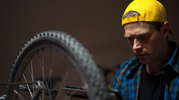 Master Tablet Examines Wheel Bicycle Bicycle Repair Workshop — Vídeo de Stock