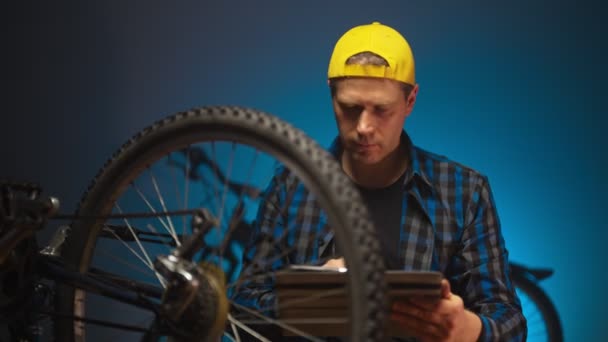 Master Tablet Examines Wheel Bicycle Bicycle Repair Workshop — Stock videók