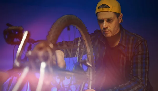 Technician Calibrates Wheel Bicycle Bicycle Repair Workshop — Stockfoto