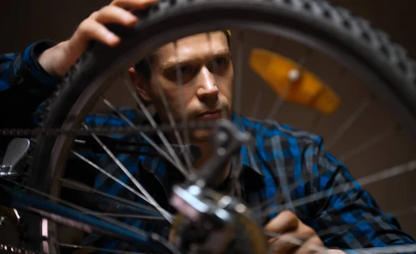 Technician Examines Wheel Bicycle Bicycle Repair Workshop — Stock fotografie