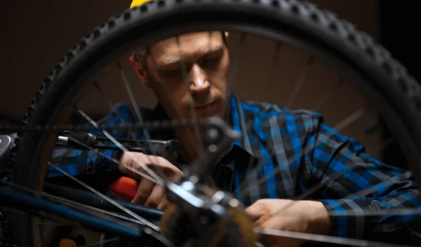 Technician Calibrates Wheel Bicycle Bicycle Repair Workshop — Stock fotografie