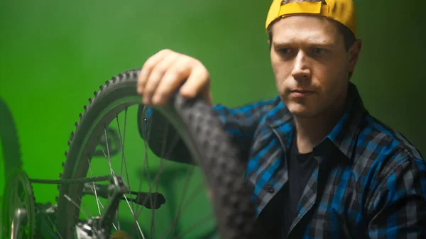 Technician Calibrates Wheel Bicycle Bicycle Repair Workshop — Zdjęcie stockowe