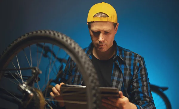 Man Calculates Price Repairing Bike — Stock fotografie