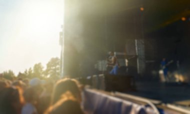 Müzik grubu sahnede canlı performans sergileyecek. Bulanık resim.